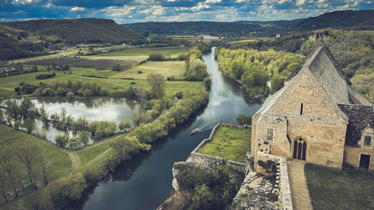 Rivière dans un paysage verdoyant, photographie d’ambiance